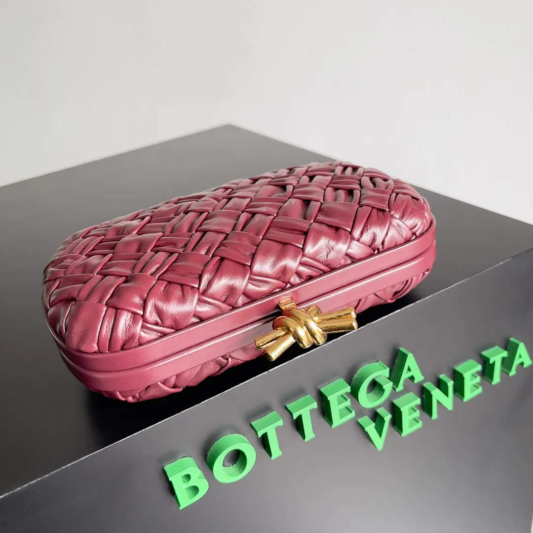 Batch 1860 BV Knot | The classic return of the evening bag. Original leather ➕ Stainless steel hardware ➕ 24k real gold plating ➕ Fully handmade. Those who know the history of our brand should have heard that the knot is a story of Bottega Veneta, and it is also one of the more important design elements. Matthieu Blazy's work this season sublimates Knot's classics, with a new knot design and a woven shoulder strap, plus Fouland Intreccio's weaving technology, adding some fashion to the retro and nostalgic feel of the past. Style number: 717622 Size: 20.5*6*12.5